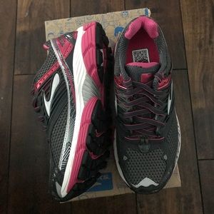 Brooks women’s glycerin 10 running shoes